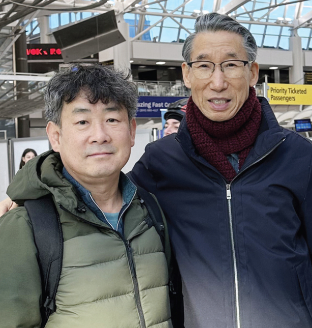 지난달 27일 귀국한 L씨와 주님의 식탁 선교회 이종선 목사. [사진 주님의 식탁 선교회]