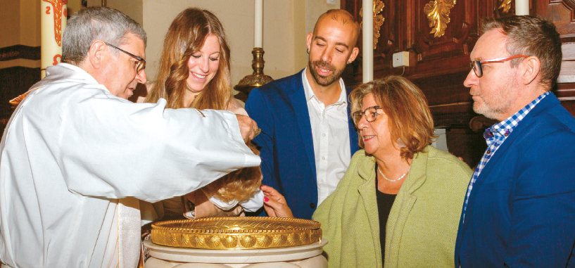 영아 세례가 아기의 인권을 침해한다는 주장이 나와 찬반 논쟁이 일고 있다. 가톨릭의 영아 세례 모습.