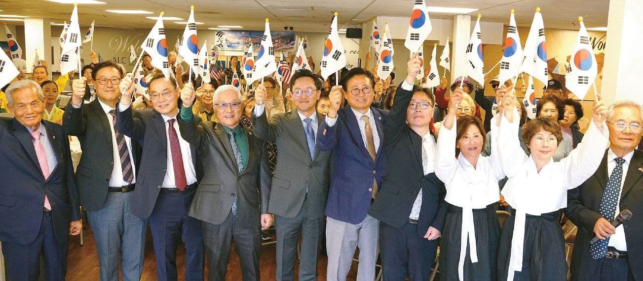 3·1절 기념식에서 참석자들이 만세삼창을 외치고 있다. 왼쪽부터 조주호·이준희·김도일 목사, 임천빈 명예회장, 이병희 목사, 앤디 박 한인회장, 박철 영사, 김정아 부회장, 모경진 이사, 한청일 회장.