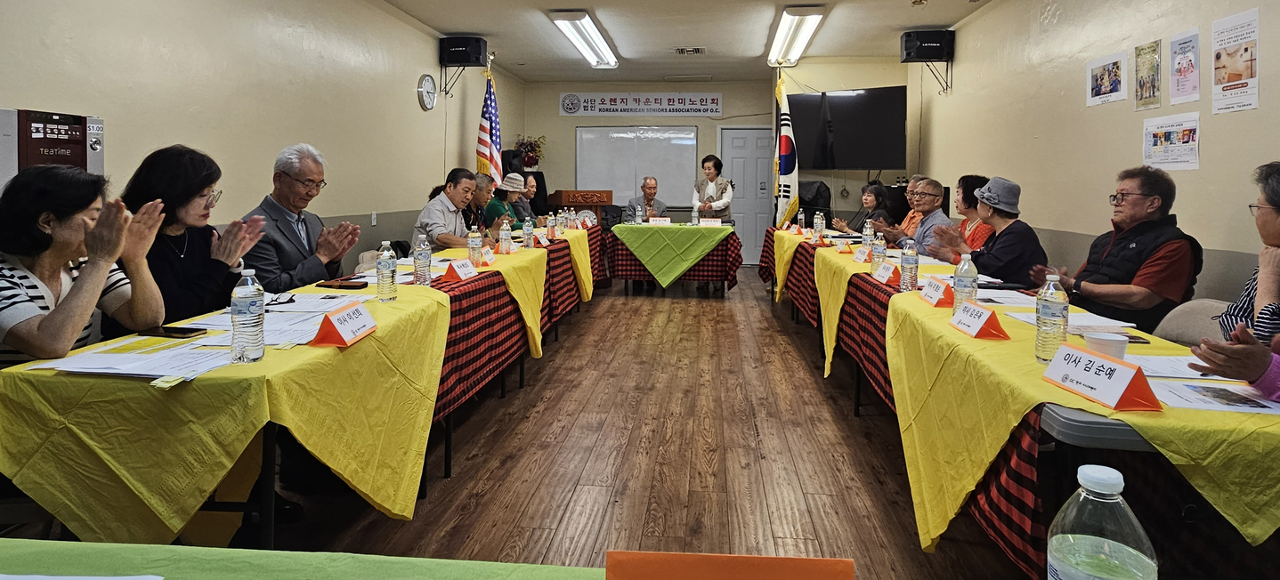OC한미시니어센터 이사회 참석자들이 문화 강좌 프로그램을 논의하고 있다. [센터 제공]