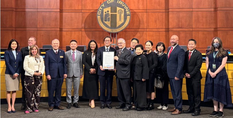 지난 1월 13일 강석희(왼쪽에서 일곱 번째) 전 어바인 시장이 래리 에이그런(강 전 시장 오른쪽) 시장이 전달한 미주 한인의 날 선포 결의문을 들고 있다. 맨 왼쪽이 멜린다 리우 현 1지구 시의원. [한미문화센터 제공]