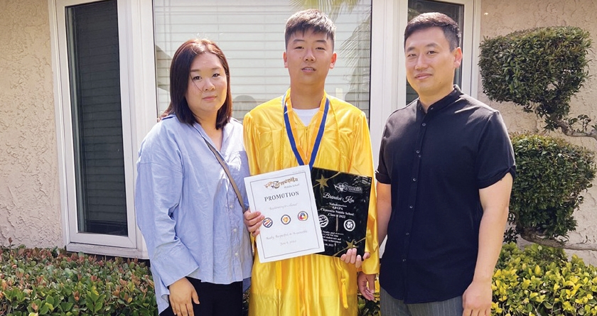 브랜든 김(가운데)군과 아버지 김성호 씨와 어머니 김은 씨. [김성호 씨 제공]