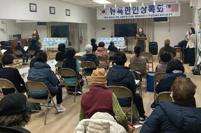 뉴욕한인상록회는 지난 3일 퀸즈 플러싱에서 우리은행 164스트리트 지점 박미영 지점장을 초청해 시니어 금융 세미나를 개최했다. 이날 세미나에서는 신용관리와 재정관리 요령, 금융 관련 질의응답이 진행됐다. 특히 금융사기 대처 방법과 구별법에 대한 설명이 이어져 시니어들에게 실질적인 도움이 됐다.  [뉴욕한인상록회]