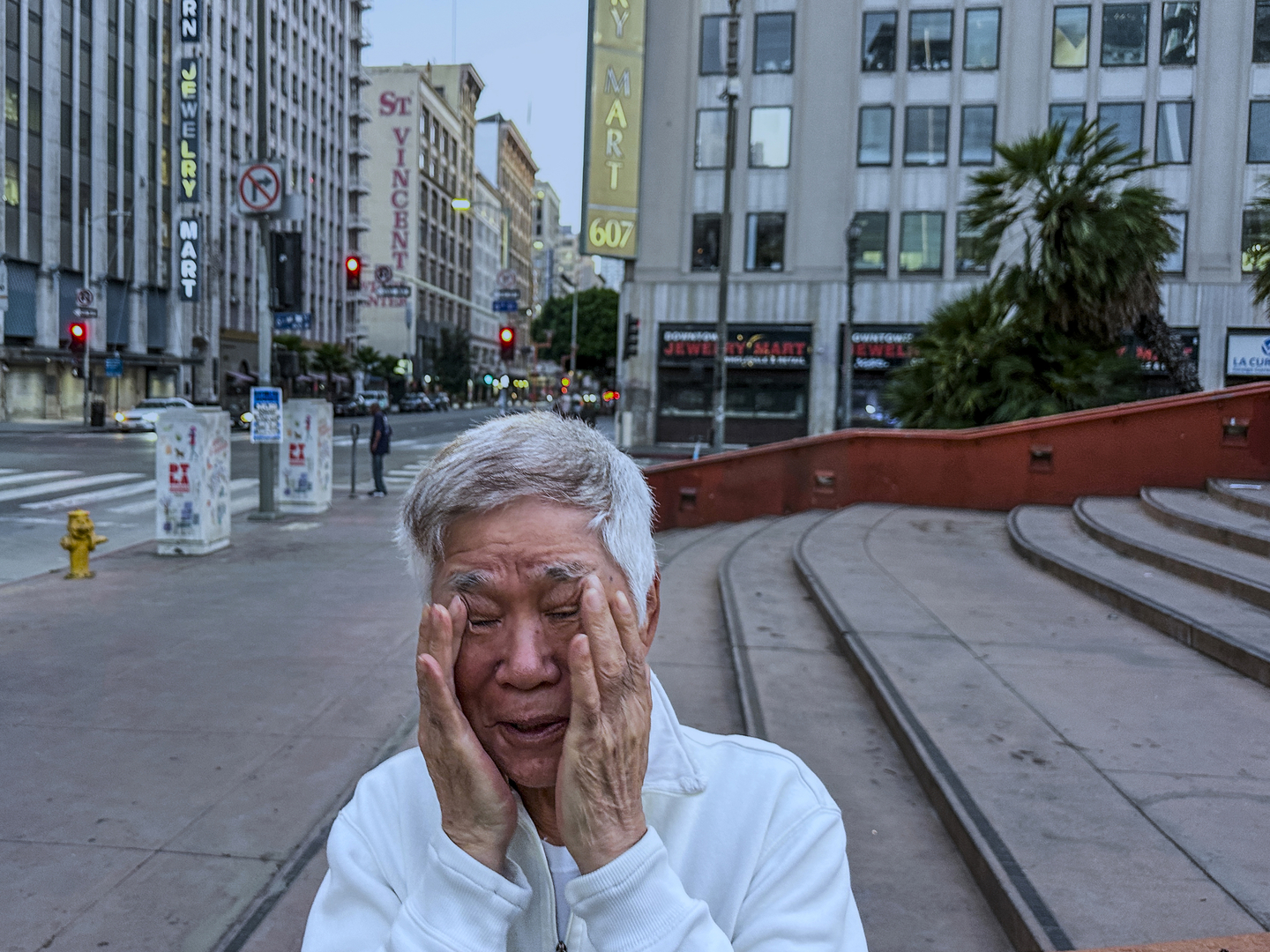 자진 출국을 선택한 우원기 씨가 인터뷰 도중 얼굴을 감싸고 있다.