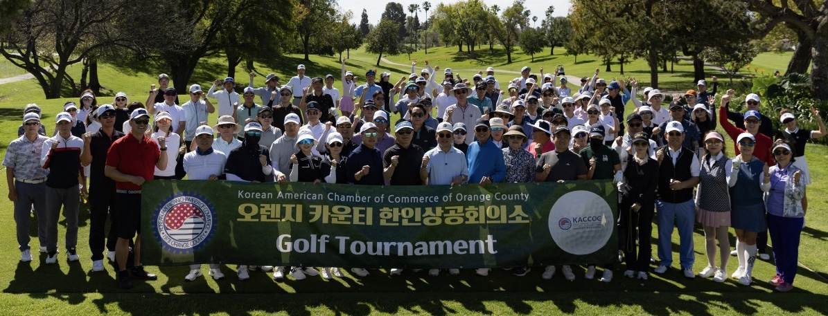 OC한인상공회의소(회장 이중열, 이하 상의)가 지난 2일 로스코요테스 컨트리클럽에서 연례 친선 골프대회를 열었다. 대회는 160여 명의 상공인, 커뮤니티 지도자 등이 참가하는 성황을 이뤘다. 상의 측은 제48대 이중열 회장 취임 이후 처음 개최한 대규모 대외 행사였던 골프대회를 통해 지역사회 비즈니스 네트워크 결속을 다졌다. 대회 참가자들이 한자리에 모였다. [상의 제공]
