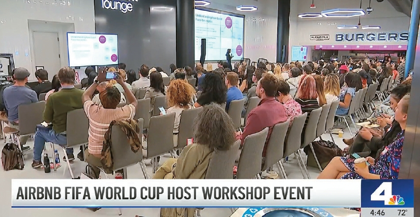 에어비앤비가 월드컵을 앞두고 LA 지역에서 호스팅 홍보행사를 갖고 인센티브 제공을 약속했다. 지난 5일 소파이 스타디움에서 열린 행사에서 시민들이 에어비앤비 측 관계자의 설명을 경청하고 있다. [NBC 캡쳐]