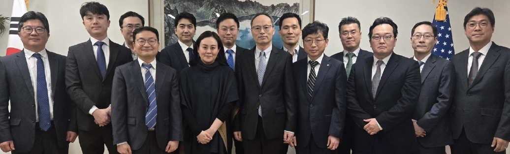 주뉴욕총영사관이 지난 5일 뉴욕 주재 한인 금융인 11명에 경제부총리 표창장을 전수하고 함께 축하하는 자리를 가졌다. 김성수 국세관, 김중민 한국주택금융공사 뉴욕사무소장, 임성택 삼성화재 미국법인장 등이 이상호 부총영사(총영사 대리·오른쪽 7번째)로부터 표창장을 받았다.  [뉴욕총영사관]