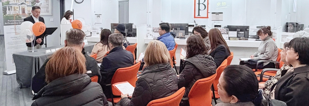 프린스턴은행은 지난 5일 플러싱 지점에서 30여명의 한인들이 참석한 가운데 부동산 융자 세미나를 개최했다. 이 행사에는 프린스턴은행 한 정 시니어 주택융자담당자와 케이티 김 포트폴리오 매니저, 부동산 중개인 전규옥씨가 강사로 나와 첫 주택 구입 요령, 상업용 부동산 융자, 부동산 시장 동향 등에 대해 설명했다.  [프린스턴은행]