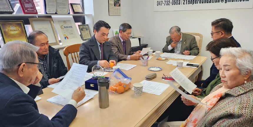 21희망재단이 지난 4일 재단 사무실에서 정기 월례 이사회를 개최하고 각 이사들의 올해 사업계획 보고를 받았다. 이날 월례회에서는 소외 계층을 돕는 일을 더욱 활성화하기 위해 복지위원회 명칭을 복지구제위원회로 바꿨으며, 장애인 및 노인들의 교육 엑스포 사업을 전개하기 위해 교육복지위원회를 신설하기로 했다.  [21희망재단]