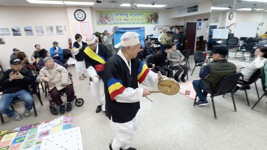 스태튼아일랜드 성인데이케어센터에서 지난 7일 정월대보름을 맞이해 윷놀이 토너먼트 행사를 했다. 치열한 경쟁을 거쳐 1등부터 3등 팀에게 상품이 증정됐으며, 풍물놀이도 진행됐다.  [스태튼아일랜드 성인데이케어센터]