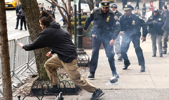 7일 조란 맘다니 뉴욕시장 관저인 맨해튼 그레이시맨션 앞에서 시위 도중 사제 폭발물을 던진 후 달아나는 남성.  [연합뉴스]