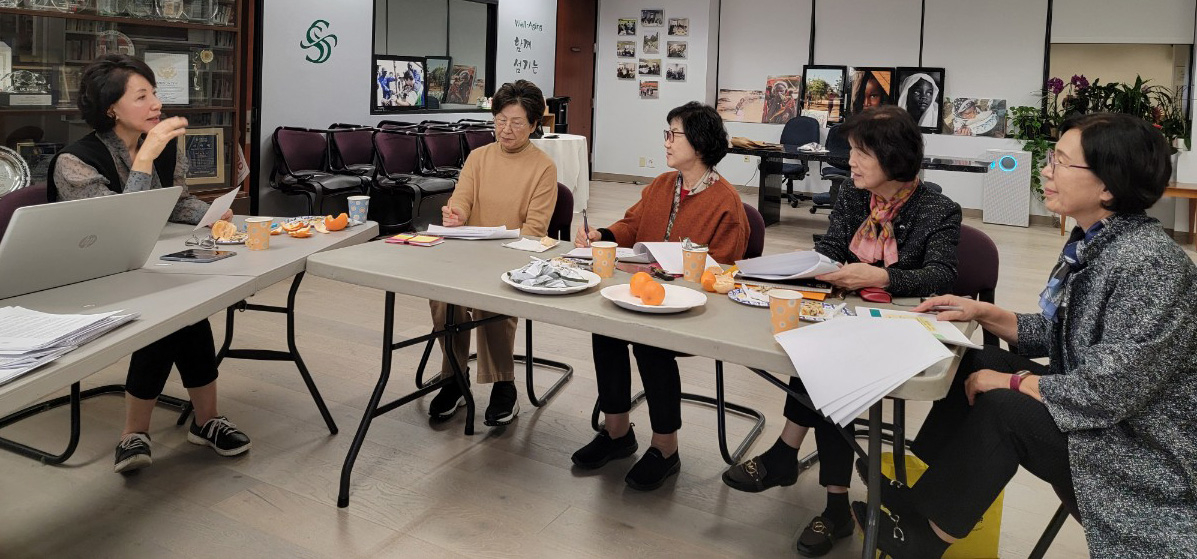 소망소사이어티의 이미현(맨 왼쪽부터) 케어 코치가 현월서, 강혜옥, 강친효, 최영희 봉사자에게 케어 코치 교육을 하고 있다. [소망 제공] 