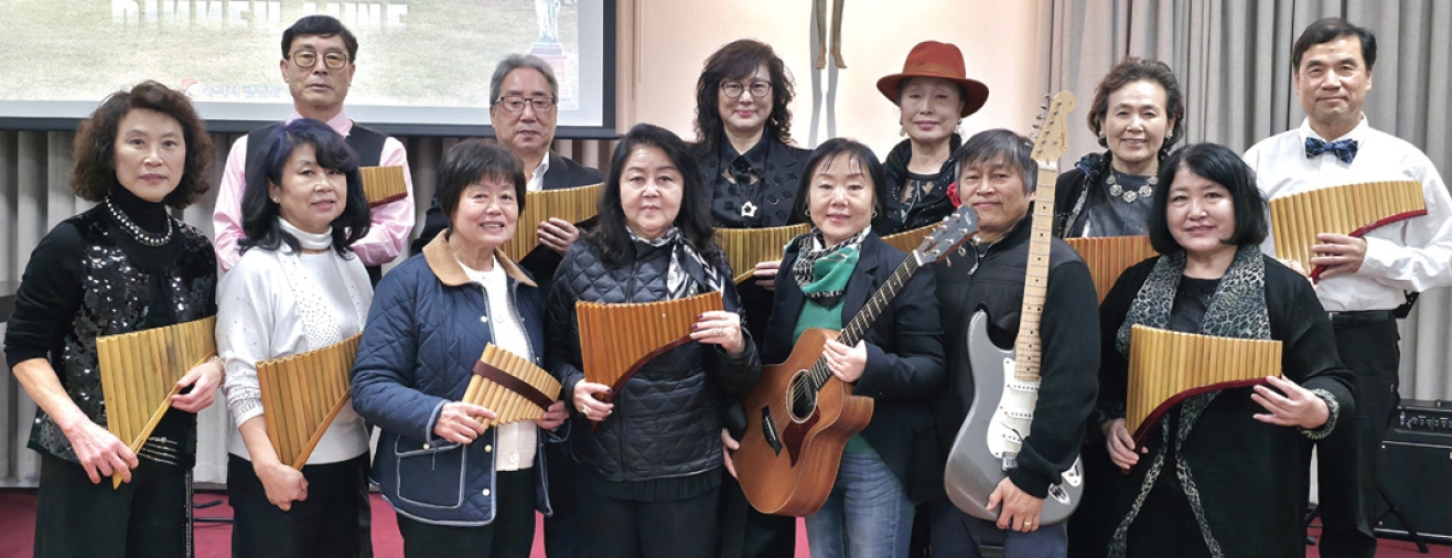 뉴저지팬플룻동호회는 지난 8일 ‘2026 봄맞이 향상음악회’를 성공적으로 개최했다. 팬플룻과 기타, 피아노 등 다양한 악기가 어우러진 이번 공연은 10년 전통의 연례 행사로, 음악을 사랑하는 동호회 회원들이 한자리에 모이는 소중한 시간이었다.  [뉴저지팬플룻동호회]