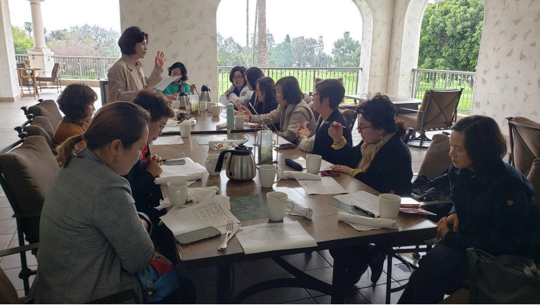 코윈OC 월례회에서 김지현(서 있는 이) 회장이 5월 개최할 청소년 멘토링 심포지엄에 관해 설명하고 있다.  [코윈OC 제공]