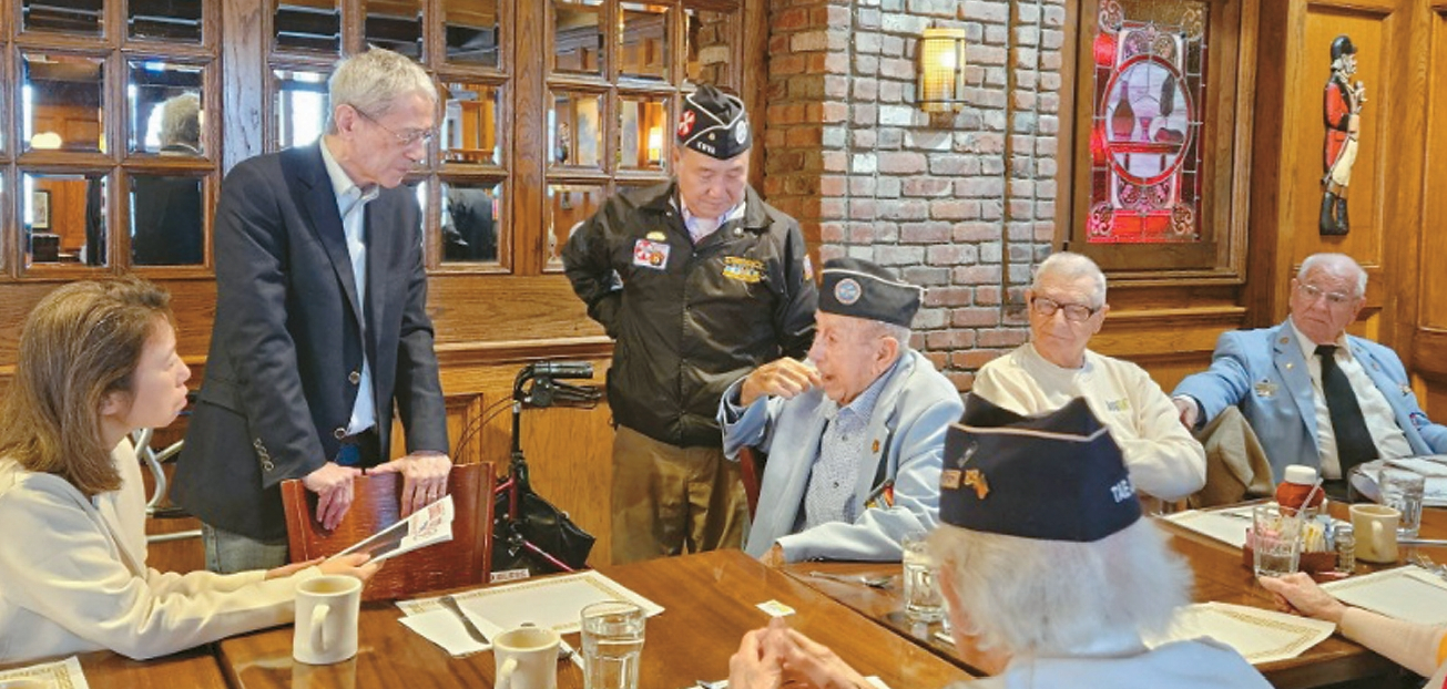 보수 논객 고든 창(왼쪽에서 두번째) 변호사가 지난 7일 뉴저지주 코치 하우스 디너에서 한국전참전용사협회(KWVA) 소속 참전용사와 가족들을 초청해 식사를 대접했다. 창 변호사는 이날 KWVA에 2000달러의 기부금도 전달하고 어려운 형편의 참전용사를 지원하겠다고 밝혔다. [KWVA 제공]