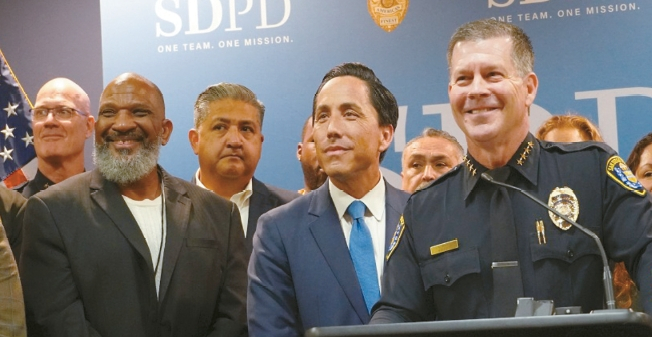 지난 3월 9일 시경찰국 본부에서 열린 기자회견에서 스콧 월 경찰국장(오른쪽)이 2025년도 범죄발생현황을 발표하고 있다. 월 국장 왼쪽은 토드 글로리아 시장. [인사이드 샌디에이고 캡처]
