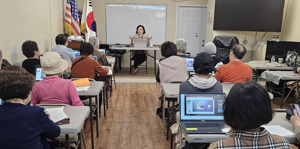 가든문학회의 대면 강좌 참석자들이 성민희 작가의 자전 수필 쓰기 강의를 듣고 있다. [가든문학회 제공]