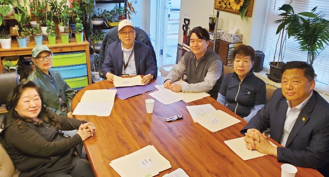 뉴욕한인회 감사위원회가 지난 10일 플러싱에서 모임을 갖고 39대 뉴욕한인회 첫 6개월 간의 재정 감사를 실시했다. 왼쪽부터 시계방향으로 켈리 강 재무이사, 소피아 황 감사위원, 이해진 감사위원장, 이우혁 재무부회장, 이에스더 이사장, 이명석 회장.  [사진 뉴욕한인회]