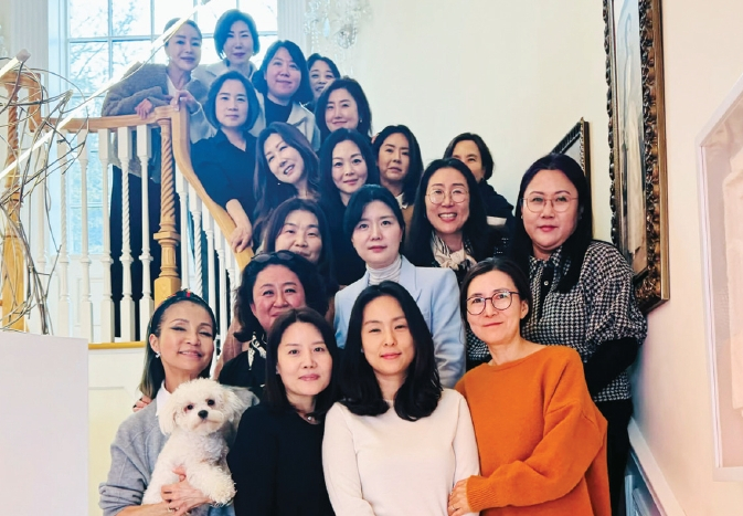 청소년들의 진심어린 나눔을 실천하는 봉사단체 ‘쇼미유어하트재단’(SMYH)은 16일 뉴저지 프랭클린레이크스 소재 헤더초이 대표 자택에서 유스카운슬 연례회의를 개최했다. 참석자들은 지난 한 해 동안 거둔 성과를 돌아보고, 올해 단체가 나아가야 할 비전과 조직 개편안을 공유했다.  [쇼미유어하트재단]