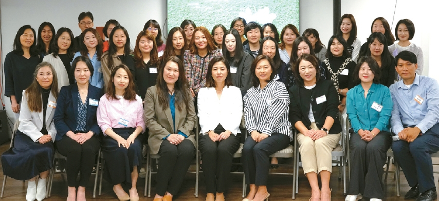 한인학부모회가 정관 개정을 통해 조직 운영의 활력을 높일 수 있게 됐다. 사진은 2024년도 6월 신규회장단 이취임식에서 임원들이 함께한 모습. 왼쪽에서 5번째가 강지윤 회장.[중앙포토]