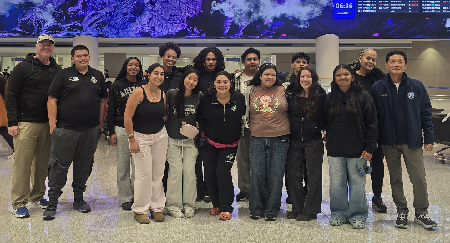 지난 15일(현지 시각) 인천공항에 도착한 부에나파크 고교생들이 한자리에 모였다. 맨 오른쪽이 조종권 부에나파크 자매도시위원회 위원장. [자매도시위원회 제공]