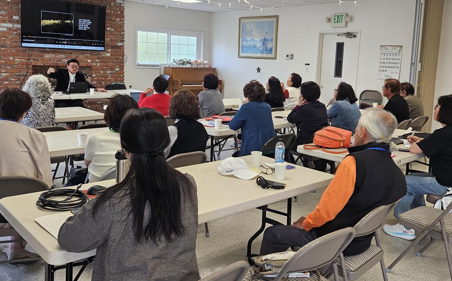 한국디카시인협회 OC지부 회원들이 대니얼 정(맨 뒤) 사진작가의 촬영 기법 강의를 듣고 있다. [OC지부 제공]