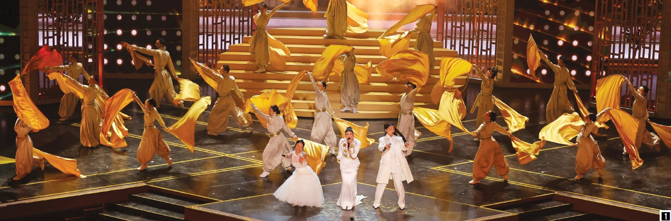 (1) 레이 아미, 이재, 오드리 누나가 시상식 무대에서 ‘케이팝 데몬 헌터스’ 공연을 펼치고 있다. [로이터]