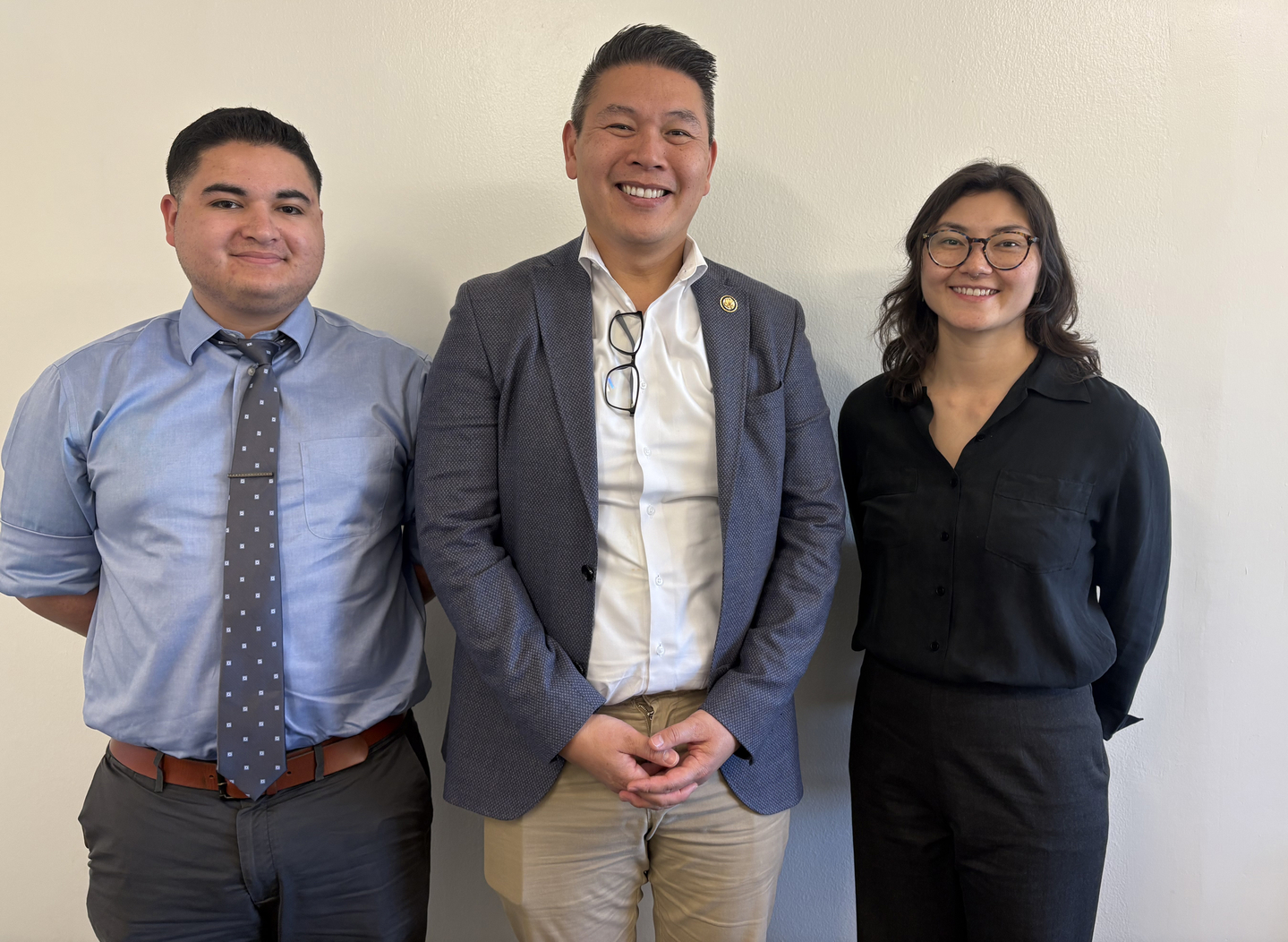 데릭 트랜 연방 하원의원(45지구·민주)이 지난 12일 가든그로브의 본지 OC 사무실을 방문했다. 올해 재선에 도전하는 트랜 의원은 한인사회와 접점을 넓혀가겠다고 말했다. 데릭 트랜(가운데) 의원 오른쪽은 진달래 서 캠페인 매니저, 왼쪽은 조 곤잘레스 캠페인 재정 담당 매니저. 임상환 기자