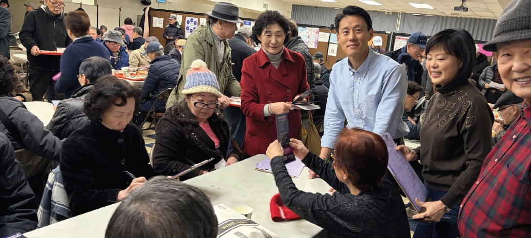 연방하원 뉴욕 6선거구 민주당 예비선거에 출마한 척 박(한국이름 박영철) 후보가 지난 18일 뉴욕한인봉사센터(KCS)를 방문해 후보 소개와 함께 지지 서명을 받았다. 이날 115명의 시니어들이 박 후보 지지 서명을 했다.  [척 박 후원회]