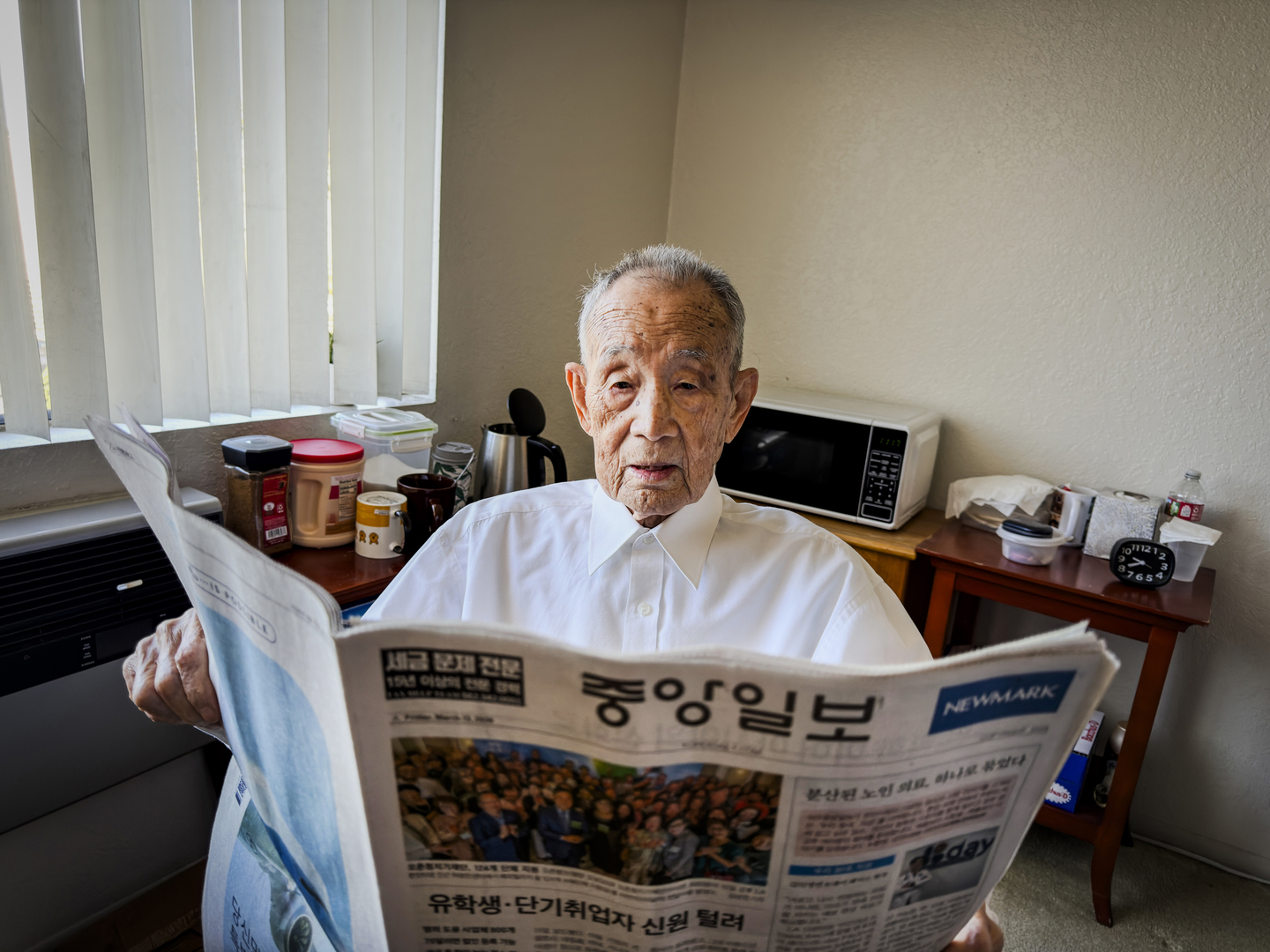 지난 13일 이승원 씨가 새벽에 배달된 중앙일보를 읽고 있다. 신문을 읽는 것은 그의 일상에서 빼놓을 수 없는 일이 됐다. 김상진 기자