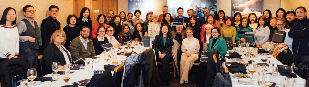 에어프레미아 미주 여행사 설명회에서 여행사 관계자들이 기념촬영을 하고 있다.  [사진 에어프레미아]