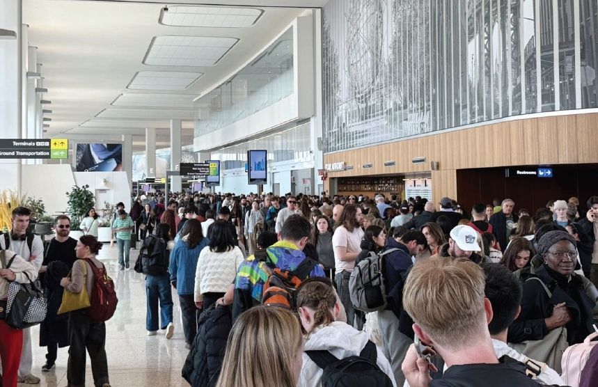 국토안보부(DHS) 부분 셧다운으로 교통안전청(TSA) 인력이 부족해진 탓에 22일 퀸즈 라과디아공항 터미널B에 길게 늘어선 대기줄. 이날 한 때 대기줄은 터미널 바깥까지 이어지기도 했으며, 보안 검색을 받는 데 걸리는 시간은 2시간을 넘어섰다.  [사진 스티븐 와이스 전 NYPD 트위터]