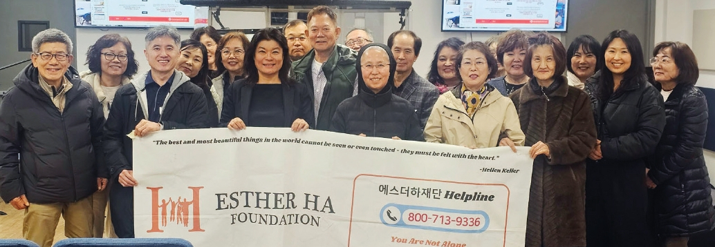 에스더하재단(이사장 하용화)은 후러싱제일교회 비전센터에서 정신건강 응급처치 과정을 실시했다고 24일 밝혔다. 이수증을 받은 참석자 20명은 앞으로 정신적으로 힘든 이들을 돕는 것에 매진하겠다고 밝혔다.  [에스더하재단]