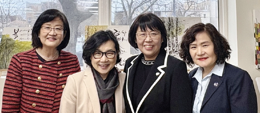 한인커뮤니티재단(KACF)이 인큐베이팅한 새로운 연합체 ‘에이징 케어 투게더’(ACT)는 지난 19일 첫 공식 프로그램으로 치매 부모를 돌보는 한인들을 위한 웨비나를 개최했다. 이번 웨비나에는 전국에서 약 300명이 등록해 높은 관심을 보였다. 김명미 뉴욕한인봉사센터(KCS) 회장(오른쪽) 등 관계자들이 함께 자리했다.  [ACT]