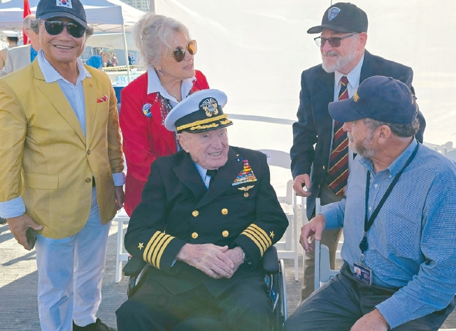 지난 21일 열린 로이스 윌리엄스 예비역 대령의 공적을 기리는 기념식에서 백황기 회장이 로이스 윌리엄스 대령과 참석자들과 함께 담소를 나누고 있다. [SD한국재향군인회 제공]