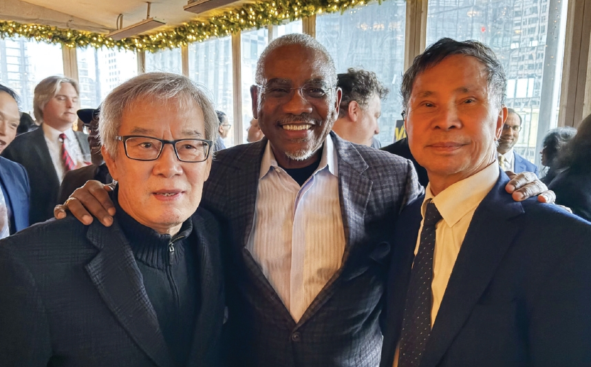 박윤용 한인권익신장위원회장(왼쪽)이 지난 23일 맨해튼에서 열린 그레고리 믹스 퀸즈 민주당 의장(가운데)이 주최한 행사에 참석했다. 레티샤 제임스 뉴욕주 검찰총장 등 50여명 인사들이 참석해 자리를 빛냈다.  [한인권익신장위원회]