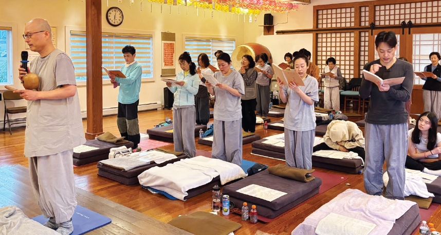 지난 22일 뉴저지 잉글우드 보리사 관음전에서 출가재일을 맞아 신도들이 3000배 정진 수행에 참여하고 있다. 이날 수행은 오전 9시부터 오후 6시까지 약 8시간 동안 진행됐다. 보인 스님과 주인심보살의 인도로 많은 참가자들이 끝까지 정진을 마쳤다.  [보리사]