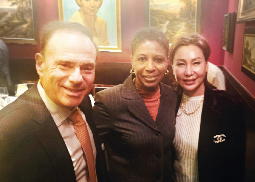 김민선 민주당 대의원(오른쪽)이 최근 뉴욕주 민주당 의장 자문위원회 정기모임에 참석해 에이드리언 아담스 전 뉴욕시의장(가운데) 등 인사들과 전쟁과 관세, 이민, 의료 정책 등으로 불안해진 주민들의 생활에 대한 의견을 공유했다.  [리즈마재단]