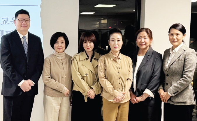 뉴저지한인경제인협회가 지난 23일 M&T뱅크에서 진행한 3월 월례회 및 대학입시 전략 세미나에서 강사진이 기념촬영을 하고 있다.  [사진 뉴저지한인경제인협회]