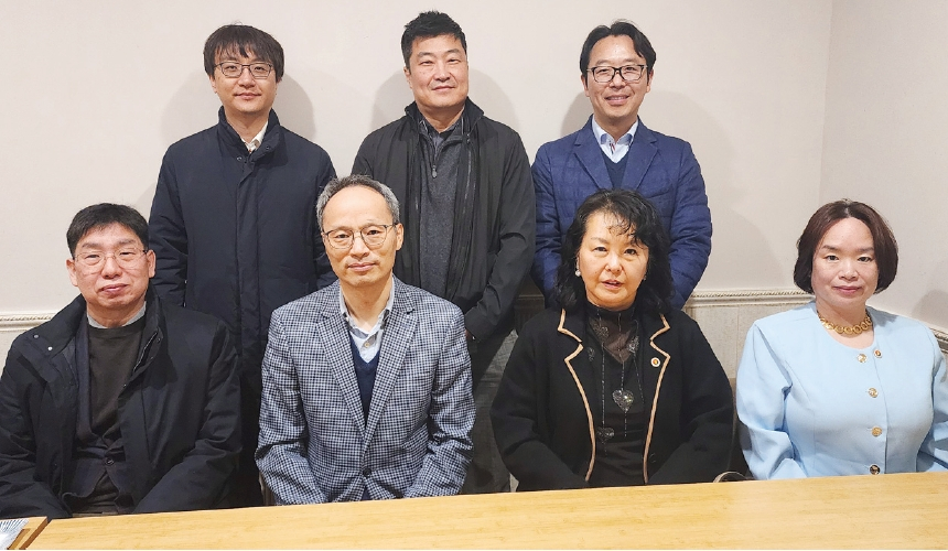 뉴저지한인회(회장 송미숙)는 지난 19일 동해수산 식당에서 뉴욕총영사관 관계자들과 간담회를 가졌다. 이날 간담회에서는 한인회관 건립과 동포 민원 편의성 확대, 순회 영사업무 개선 방안 등을 논의했다.  [뉴저지한인회]