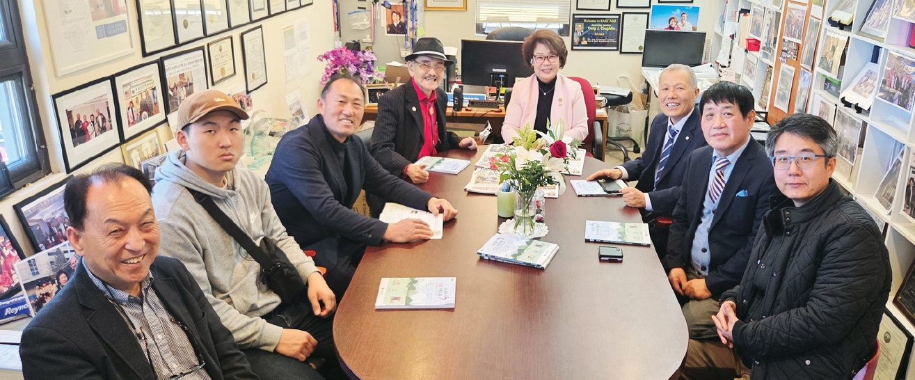 캐나다 토론토 노인회(회장 김인석) 임원들은 24일 뉴저지한인상록회(회장 차영자)를 방문해 시니어 현황에 대한 정보를 교환했다. 앞으로 양 단체는 서로 방문하며 돈독한 발전을 이뤄나가겠다는 뜻을 모았다.  [뉴저지한인상록회]