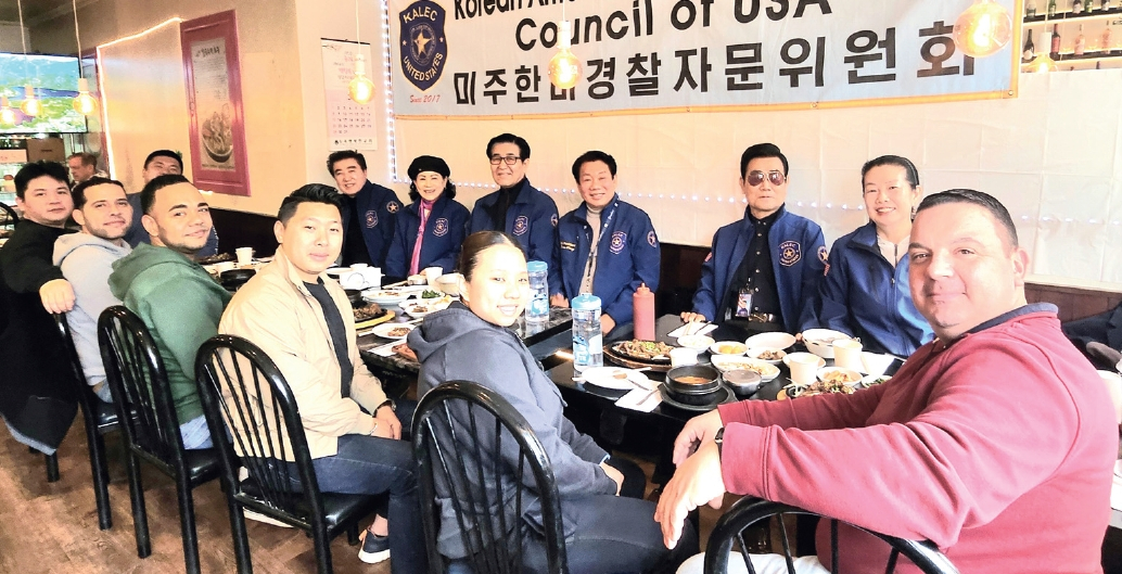 미주한미경찰자문위원회는 지난 25일 전주식당에서 109경찰서 관계자들과 만나 지역사회 안전 강화를 위한 협력 방안을 논의했다. 이날 자리에는 정영렬 총회장과 이선행 동북부협회장 등 임원들과 Sgt. Roman, Det. Baez 등 경찰 관계자들이 함께 참석했다. 위원회는 오는 4월 1일부터 시간 제한 없이 순찰 활동에 나설 계획이다.  [미주한미경찰자문위원회]