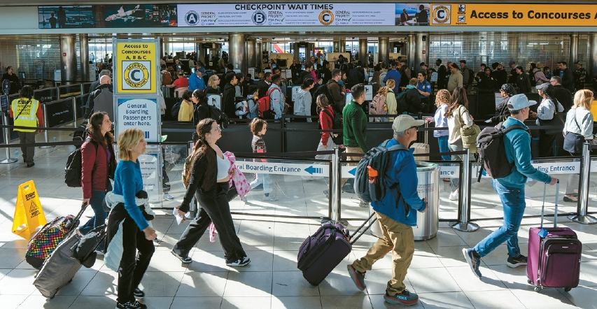 29일 메릴랜드주 볼티모어/워싱턴 국제공항(BWI)에서 탑승객들이 분주하게 이동하고 있다. [로이터]