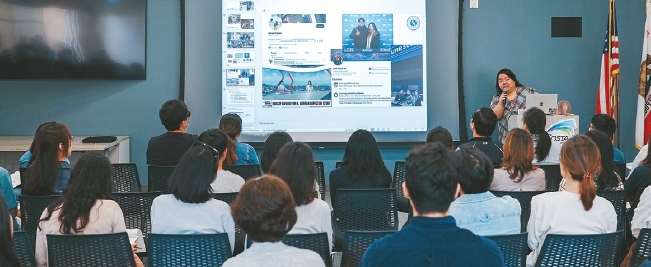 샌디에이고 중앙일보사가 주최한 '전략적 대입세미나'에서 정한나 교장이 학부모들에게 성공적 입시전략에 대해 설명하고 있다.