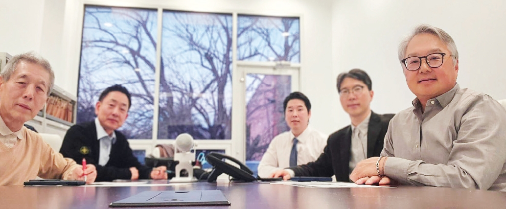 민주평화통일자문회의 뉴욕협의회(회장 이시화) 법률·인권분과위원회는 지난달 26일 플러싱에 위치한 김광수 법률사무소에서 제22기 첫 분과 회의를 개최했다. 참석자들은 남북 간 기존 합의사항을 점검하고, 한반도 평화공존을 제도적으로 정착시키는 방안 등에 대한 의견을 나눴다.  [뉴욕평통]