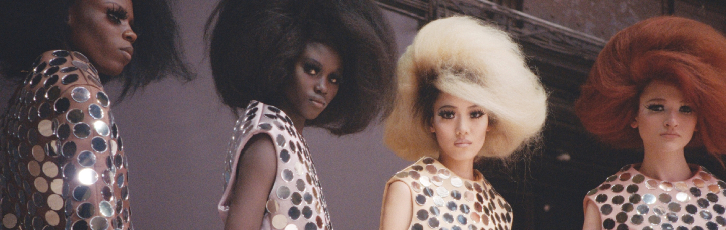 90년대가 발견한 시대의 아이콘 두 아이콘, 소피아 코폴라와 마크 제이콥스의 만남은 그 자체로 하나의 사건이다. 두 사람은 서로의 예술 세계를 지지하는 팬이자 친구로서 30여년을 이어왔다. [A24]