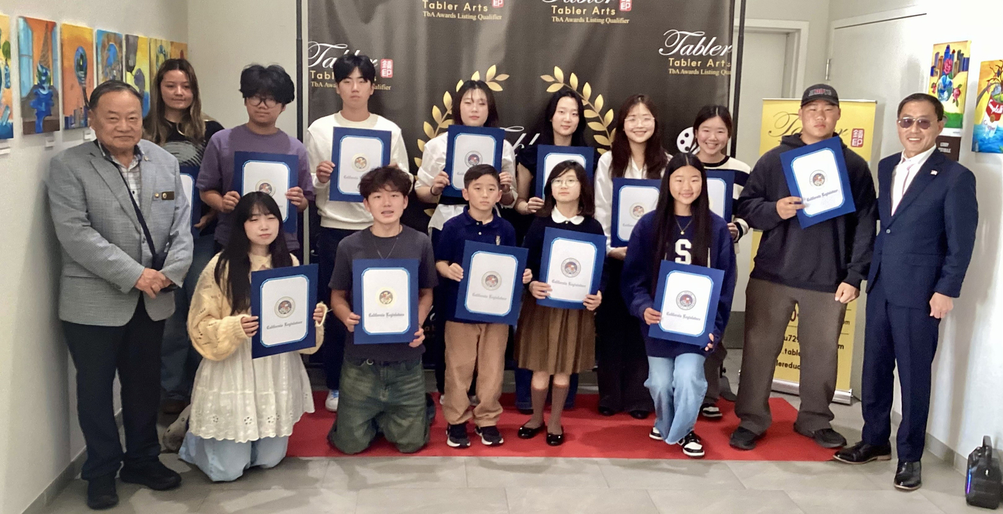 프레드 정(맨 오른쪽) 풀러턴 시장과 박동우(왼쪽 끝) 섀런 쿼크-실바 가주 하원의원 보좌관이 수상 학생들과 함께 자리했다. [풀러턴 시장실 제공]