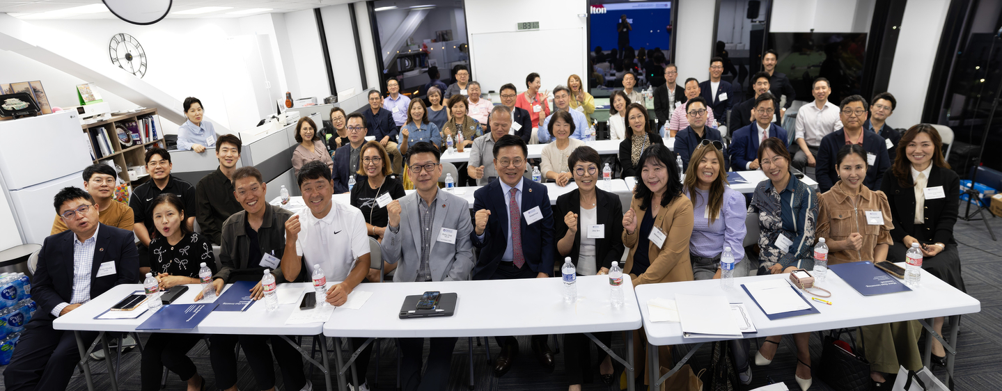 OC한인상공회의소 이사회 참석자들이 새로운 도약을 다짐하고 있다. [상의 제공]