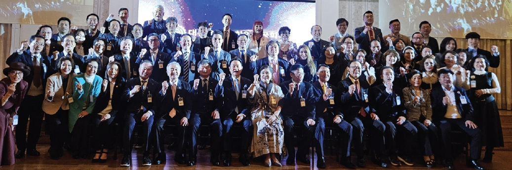 대뉴욕지구한인상공회의소는 지난 2일 플러싱 디모스연회장에서 ‘상공인의 밤’과 제23대 문조 회장 취임식을 개최하고 한인 경제인들의 화합과 발전을 다짐했다. 이날 행사에는 상공회의소 회원과 지역 인사들이 대거 참석해 새 회장단 출범을 축하했다.  [대뉴욕지구한인상공회의소]