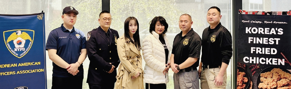 지난 6일 뉴욕·뉴저지한인경찰협회에 후원금 5000달러를 전달한 비비큐치킨.  [사진 뉴욕·뉴저지한인경찰협회]